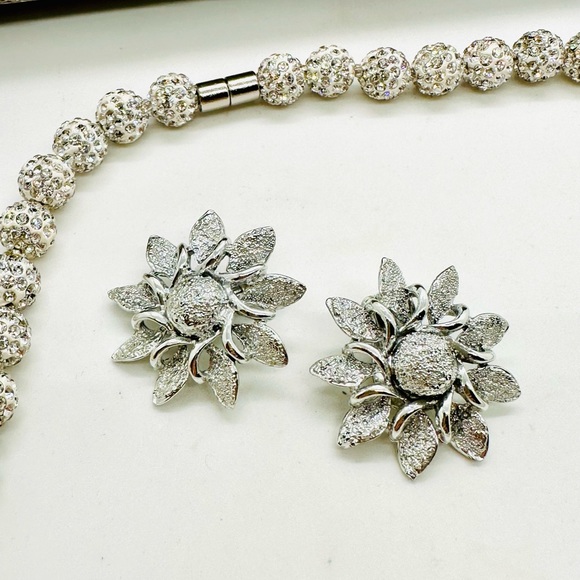 Rhinestone necklace & Vintage Flower Clip Earrings - Picture 11 of 17